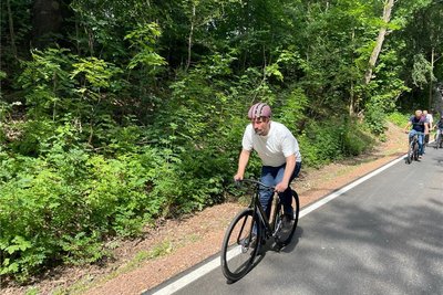Auf dem neuen Premiumradweg kann Martin Dulig richtig durchstarten.