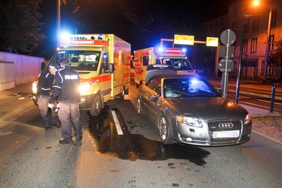 Als die 53-Jährige an der Haltestelle "Angelikastraße" über die Straße lief, wurde sie von einem Audi Cabrio aus Chemnitz erfasst.