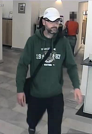 Überwachungsbilder der Bankfiliale im tschechischen Kaaden, wo ein noch unbekannter Bankräuber im Juni dieses Jahres Beute machte.