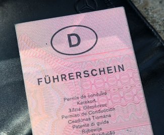 Wer seinen Papierführerschein trotz Umtauschpflicht behält, riskiert ein Verwarngeld. 