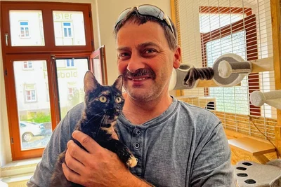 Mike Sonntag, Chef des Tierschutzvereins, mit der Mutter von sechs kleinen Katzen, die jetzt alle ein neues Zuhause suchen. Bei dem ausgewachsenen Tier ist das in ein paar Wochen nach der Kastration der Fall.
