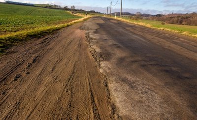 Nach jahrelangem Verzug soll die Kreisstraße ab Christgrün 2022 saniert werden - trotz drastisch sinkender Zuschüsse des Freistaates. Der Zustand dulde keinen Aufschub, räumt die Kreisbehörde ein. 
