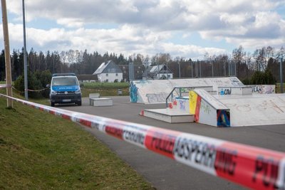 Jugendliche hielten sich auf einem Bolzplatz in Freiberg nicht an Absperrungen. 