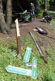 In Schönheide wurde am Männertag ein Rastplatz für Wanderer an der Sieben-Wege-Kreuzung im Kuhberg-Wald zwischen Schönheide und Schnarrtanne demoliert. 