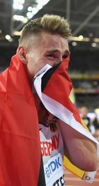 Johannes Vetter von seinen Emotionen übermannt.