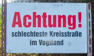 An der K 7884 in Pöhl steht diese Tafel als Mahnung an Autofahrer, die die desolate Kreisstraße befahren wollen.