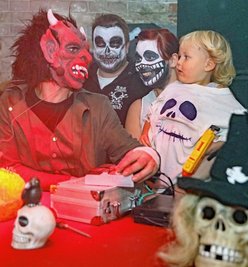 Für die Halloween-Party hatten die Gastgeber vom Verein "Wir in Werdau-Süd" den Musikkeller der alten Aerocit-Fabrik in ein Horrorhaus umgebaut.