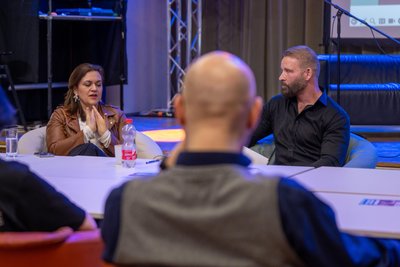 Regulierung, aber wie? CDU-Bundestagsabgeordnete Franziska Hoppermann im Gespräch mit Journalist Danilo Höpfner.