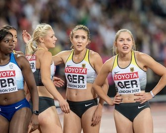 Gina Lückenkemper, Rebekka Haase, Lisa Mayer (von rechts) richten nach dem Zieleinlauf bange Blicke auf die Anzeigetafel, doch aus der ersehnten Medaille wurde nichts. Der erste Wechsel zwischen Tatjana Pinto (links verdeckt) und Mayer klappte nicht hundertprozentig.