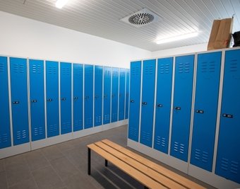  Für 65 Mitarbeiter, davon 50 Männern, gibt es eine zentrale Anlaufstelle mit Umkleideräumen, Sanitärtrakt, Werkstatt, Büros, Küche und Zugriff auf die Firmenfahrzeuge. 