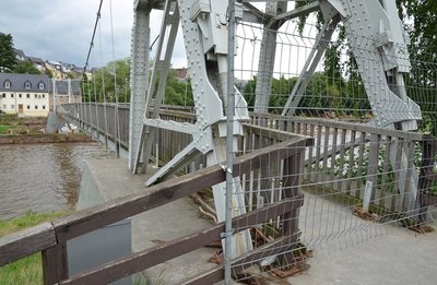 Der Schaukelsteg nach Rochlitz ist derzeit gesperrt.