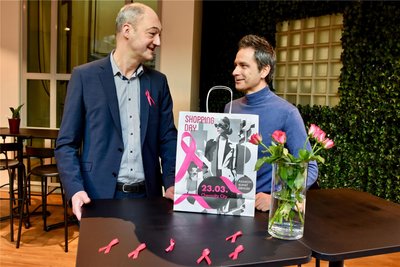 Galerie Roter Turm-Manager Jörg Knöfel (li.) und Innenstadtkoordinator Sven Hertwig mit den pinkfarbenen Ansteckern und Einkaufstüten, die zum Shopping Day verteilt werden sollen.