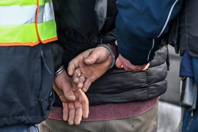 Der Mann ist von der Polizei in Gewahrsam genommen worden.