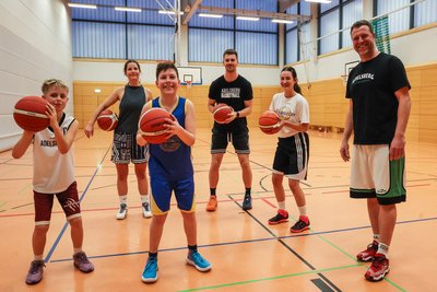 Hier stimmt der Teamgeist: Lio Schöpe, Aaliyah Spindler, Henry Reichel, Matthew Weinhold, Chiara Schmiedl und Tom Roßeck (von links) spielen bei der SG Adelsberg Basketball oder trainieren eine der sechs Mannschaften – oder beides.