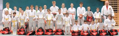 Stolz präsentieren sich die Thumer Judoka nach der erfolgreichen Gürtelprüfung. 