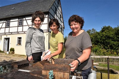 Amtswechsel im Sachgebiet Museum, Kultur, Vereine und Stadtarchiv: Ramona Metzler, Mitte, übergibt an Michaela Kruse, links. Beate Mühl, Museumsleiterin im Dorfmuseum Gahlenz, stellte ihre Einrichtung vor.