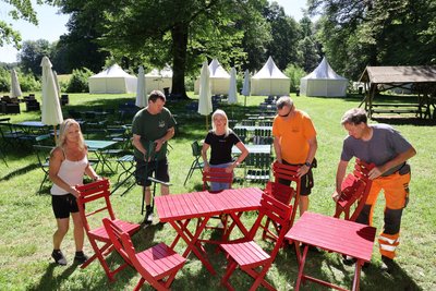 Mitten im Grünen: Für den Basilikum-Markt ist alles vorbereitet.