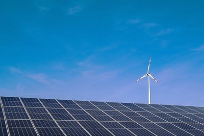 Der Anteil von erneuerbaren Energien wie Photovoltaik und Windkraft an der Stromerzeugung ist im ersten Halbjahr 2022 auf 49 Prozent gestiegen. 