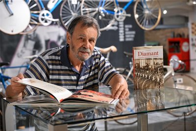 Jahrzehntelang hat Hartmut Rogotzki selbst bei den Diamant-Werken gearbeitet, erst in Reichenbrand, dann in Hartmannsdorf. Seit der Wende forscht er zur Geschichte des Fahrradherstellers.