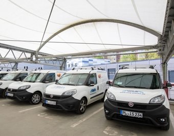 Das Gelände am Friesenweg umfasst eine Fläche von 10.000 Quadratmetern einschließlich der 100 Parkflächen für den Fuhrpark und die Privatfahrzeuge der Mitarbeiter..