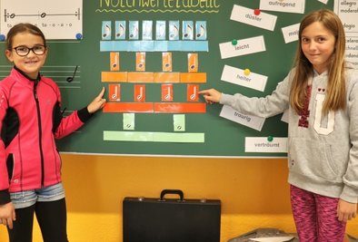 Beim Tag der offenen Tür der Grundschule Leubsdorf waren auch Martha (l.) und Dana dabei. Die beiden Mädchen lernen im kommenden Schuljahr in der 4. Klasse.