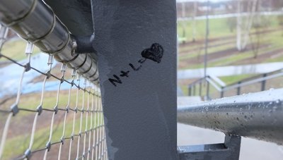 Fünf Buchstaben und Zeichen: Mehr braucht es manchmal nicht. Zu finden an einer Brücke in Oelsnitz. 