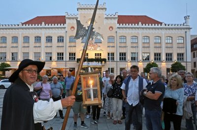 Nachtwächter Christian Bretschneider führt seit zehn Jahren Gäste durch die Stadt und erzählt aus der Geschichte. Nun soll es eine ganz besondere Tour geben. 