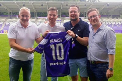 FCE-Geschäftsführer Michael Voigt, Kilian Lange, Geschäftsführer des neuen Hauptsponsors, sowie dessen Geschäftspartner Robert Scholz und Philipp Freier (von links) präsentieren die Trikot-Rückseite. 