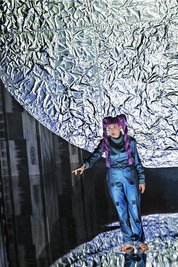 Lisa-Katrina Mayer in "Luna Luna" am Schauspiel Leipzig.