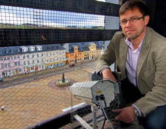"Nur zu sehen ob die Sonne scheint oder nicht, ist zu wenig": Holger Trautmann, Fachbereichsleiter Innere Verwaltung im Rathaus und Leiter des Projektteams Internet, mit der Annaberger Webcam.