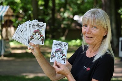 Mitorganisatorin Susanne Strauch mit den Basilikum-Flyern.