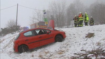 Eine 24-Jährige kam auf der B95 bei Bärenstein mit ihrem Auto von der Fahrbahn ab und rutschte einen Hang hinab.
