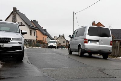 Großflächig geflickt, meist ohne begleitenden Fußweg - die marode Hauptstraße in Reumtengrün soll erst neu gebaut werden, wenn die Göltzschtalumgehung in Falkenstein fertig ist. Weil sich dies verzögert, rückt auch der Bau der Ortsdurchfahrt immer weiter nach hinten.
