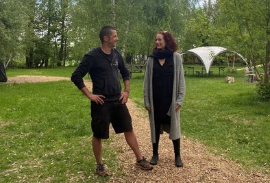 Die Gründer Hendrik Hadlich und Karina Falke auf der Wiese des Basecamp an der Eubaer Straße. 