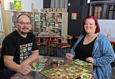 Antje und Uwe Trapp spielen gern "Die Burgen von Burgund". Es handelt sich um ein Strategiespiel für zwei bis vier Personen, welches im Spielcafé ausprobiert werden kann. 