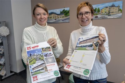 Demografiebeauftragte Anne Ditscherlein (l.) und City-Managerin Babett Ludwig haben den Kalender gestaltet.