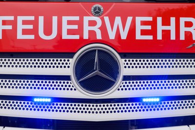 Feuerwehr und Polizei rückten Samstagabend im Erzgebirge zu einem Brand aus.