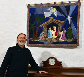 Pier Giorgio Furlan im neuen Veranstaltungsraum im Kulturzentrum Rittergut Ehrenberg. Hier hängen schon seit einigen Wochen solche Textilbilder, die auch die Weihnachtsgeschichte erzählen. 