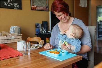Na, schmeckt dir deine Gemüsewaffel? Die achtmonatige Ronja greift auch gern zu Gurke, gebackenem Hokkaido-Kürbis und Süßkartoffel. Ronjas Mutter Maxi aus Chemnitz ist begeistert von dem speziellen Menüteller, mit dem nichts mehr verrutscht. 