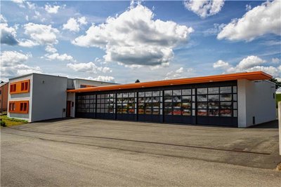 Die Rettungswache in Thalheim ist im Erzgebirgskreis eine der modernsten. Der Komplex wurde von 2017 bis 2019 im Auftrag des Rettungszweckverbandes Chemnitz-Erzgebirge gebaut.