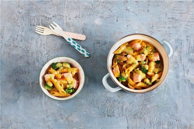 Pasta mit Lachs: 200 g Lachsfilet (auch TK); Frühlingszwiebel; 200 g Champignons; 250 g Brokkoli; 1 EL Öl; 200 g kurze Nudeln; 400 ml Kokosmilch; 400 ml salzfreie Gemüsebrühe. Lachs in Stücke schneiden, Gemüse putzen, waschen und in mundgerechte Stücke schneiden. Lachs und Zwiebel in Öl kurz anbraten. Pilze und Brokkoli 3 Min. mitbraten. Nudeln, Kokosmilch, Gemüsebrühe dazugeben. Alles kurz aufkochen und 10-12 Min. köcheln, bis die Nudeln gar sind. (Für zwei Erwachsene und ein Baby)