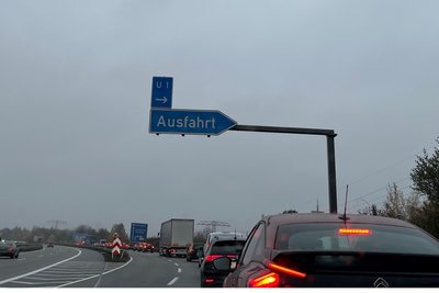 Am 11. November wurde das Fahrspur-Regime an der Neefestraße nochmals verändert. Seit dem staut es sich in Stoßzeiten gefährlich bis auf die Autobahn.