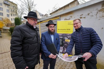 Plauens Oberbürgermeister Steffen Zenner mit Rabbi Chaim A. Landa und Bürgermeister Tobias Kämpf (von links) vor der denkmalgeschützten Synagogenmauer.