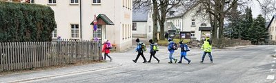 Sieht witzig aus: Aber für Grundschüler ist der Gänsemarsch zur Schule eine tägliche Herausforderung.