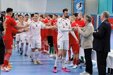 Die Futsal-Spieler aus Hohenstein-Ernstthal konnten nach dem 0:4 gegen Jahn Regensburg ihre Enttäuschung kaum verbergen. Das Team um Kapitän Christopher Wittig (vorn) erhielt nach dem Spiel von Bundestrainer Marcel Loosveld die Silbermedaillen. 