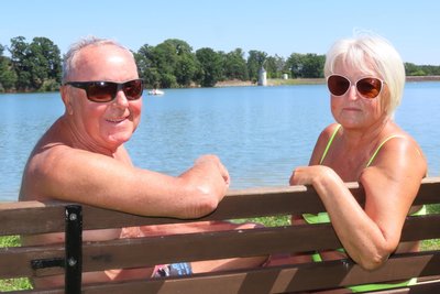 Die Stammgäste Günter und Annerose Bluhm aus Crimmitschau gehen trotz der Warnung des Gesundheitsamtes in der Koberbachtalsperre schwimmen.
