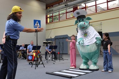 Isabel Warrm (links) und „Poldi“ erklärten Diana und Liliana (rechts) den Zebrastreifen.