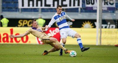 Nicolai Rapp (Aue, links) im Zweikampf mit Stanislav Iljutcenko (Duisburg)