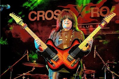 Veranstalter SRS Luciano stellte dieses Foto von Michael Angelo Batio mit seiner legendären Doubleaxe-Gitarre zur Verfügung. Sie wird auch in Reichenbach zu erleben sein.