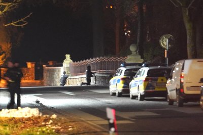 Polizisten am Montagabend am Oberen Schloss in Taubenheim/Spree.
